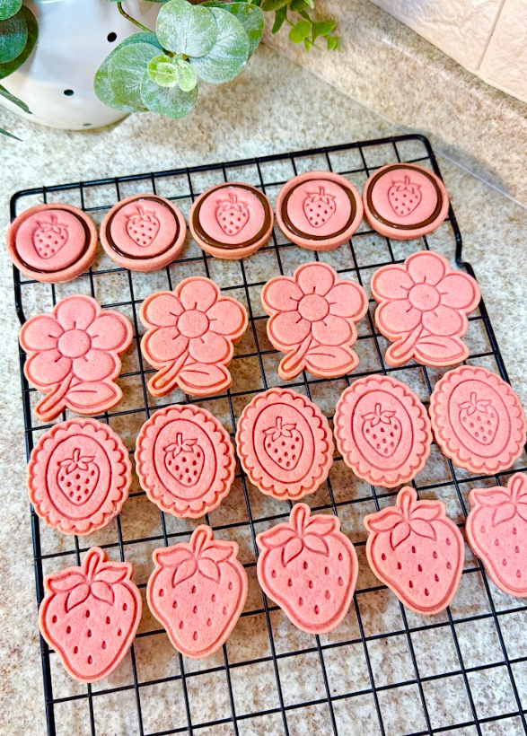 Biscoitos de morango em grade de resfriamento
